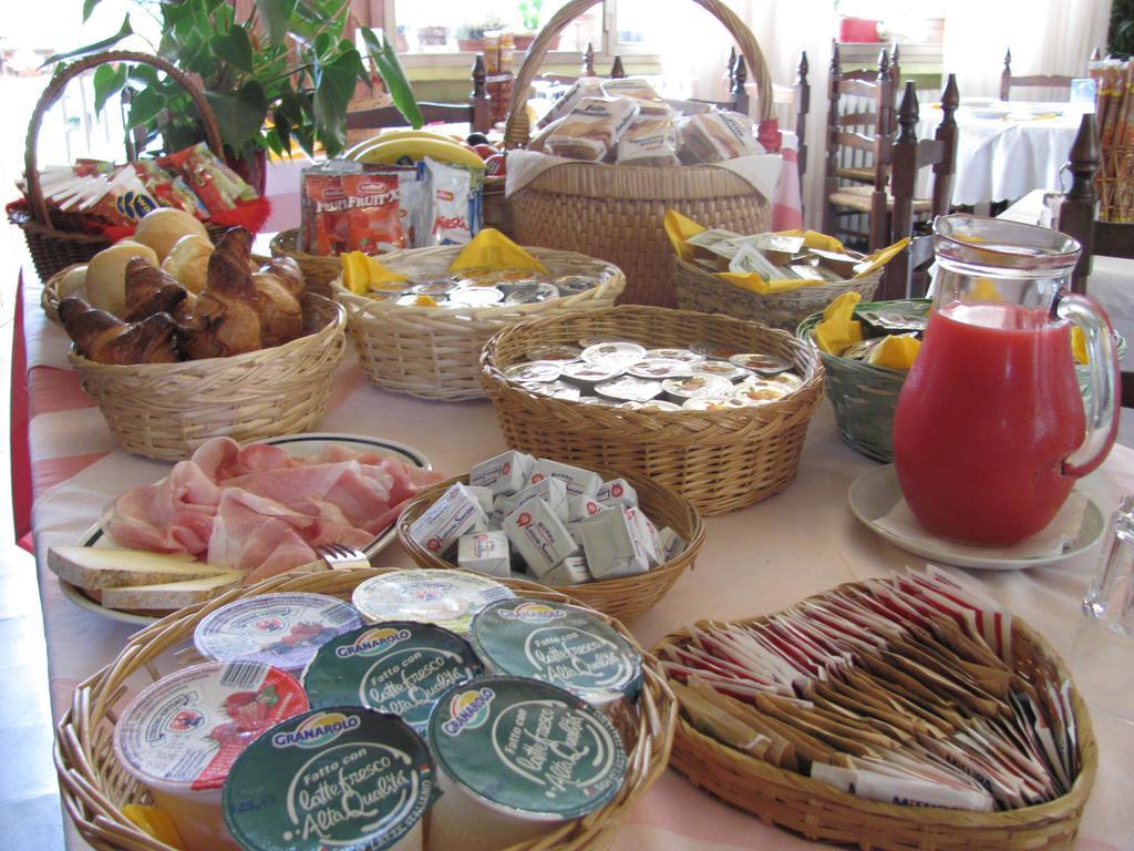 Albergo La Genzianella Miasino Bagian luar foto